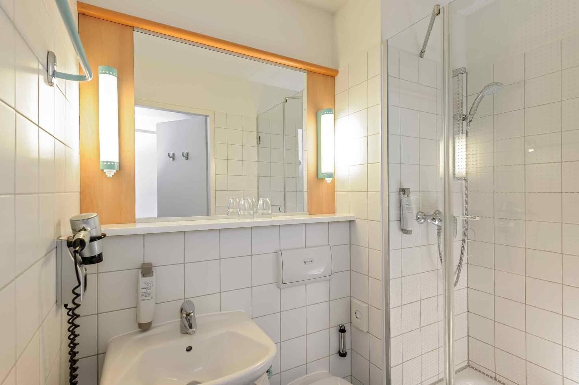 Ibis Rostock Am Stadthafen Exterior photo