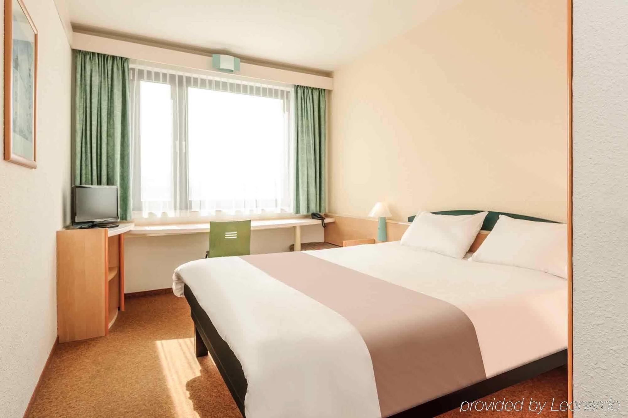 Ibis Rostock Am Stadthafen Exterior photo